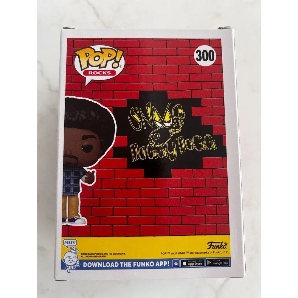 NIB Funko Pop Rocks: Snoop Dogg #300 Pop Protector!